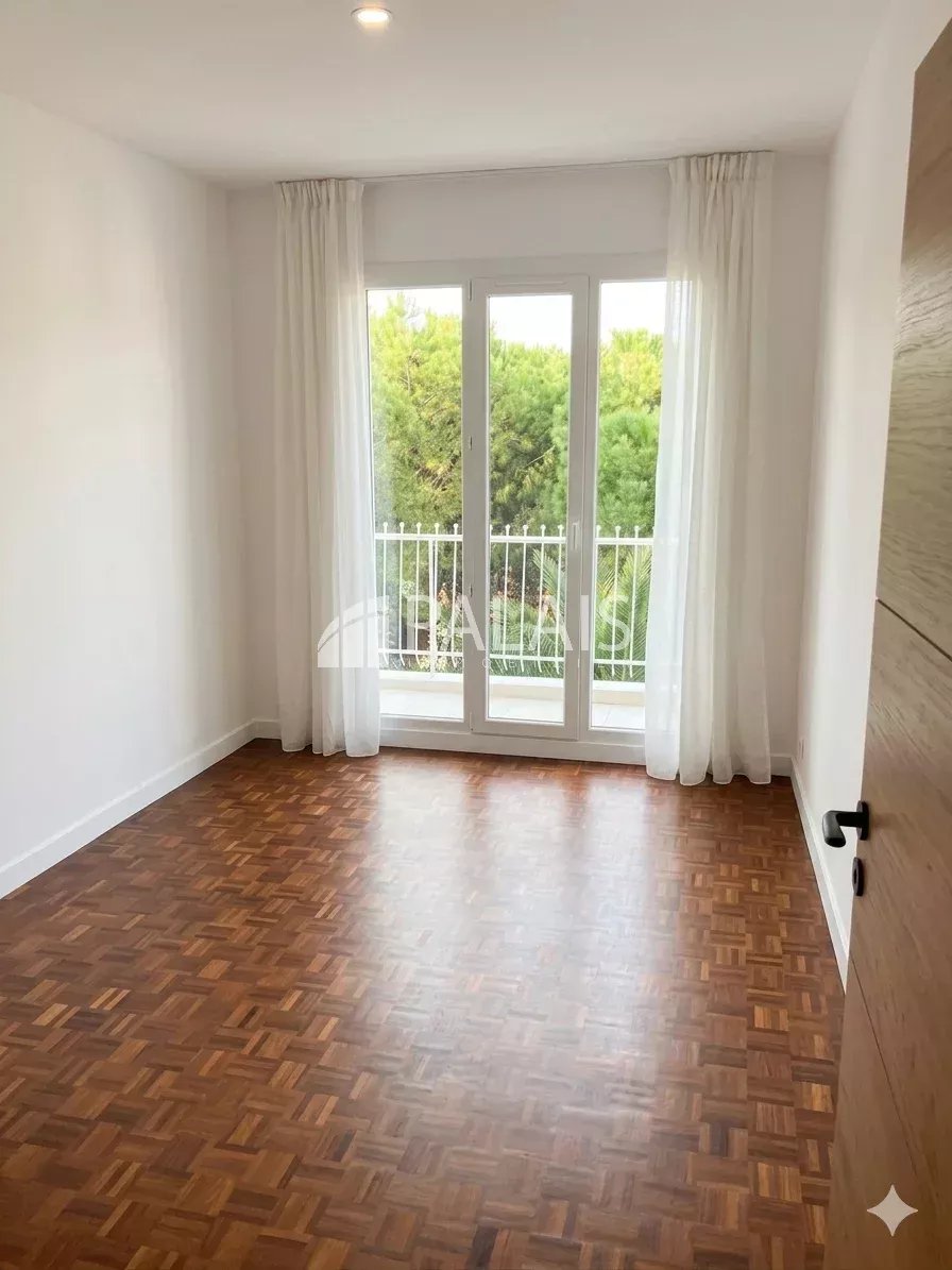 Sypialnia z parkietem i wyjściem na balkon