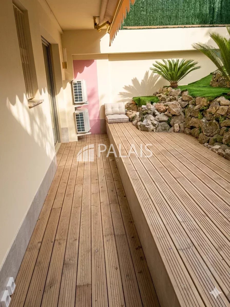Loggia z drewnianym tarasem