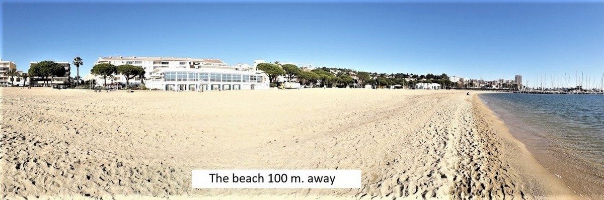 Piaszczysta plaża ok. 100 m od budynku