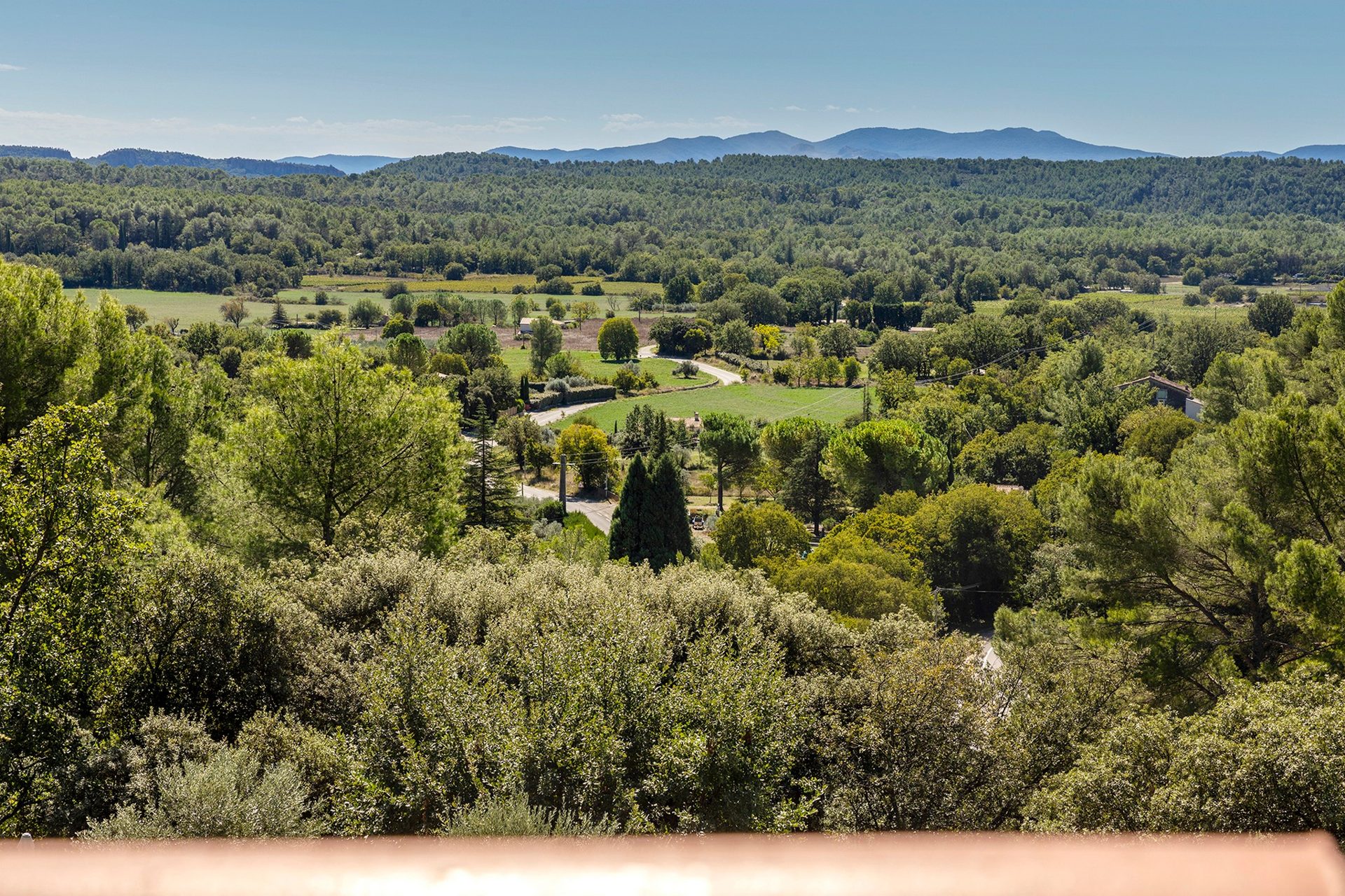 Panoramiczny widok na wzgórza Prowansji